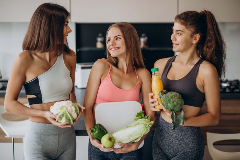 Ernährungsberatung, Gruppenberatung, sportliche Frauen mit Gemüse